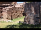 07096 ostia - regio i - insula xii - botteghe (i,xii,7) - westseite - 3. raum von sueden - bli ri nordosten - 06-2024.jpg